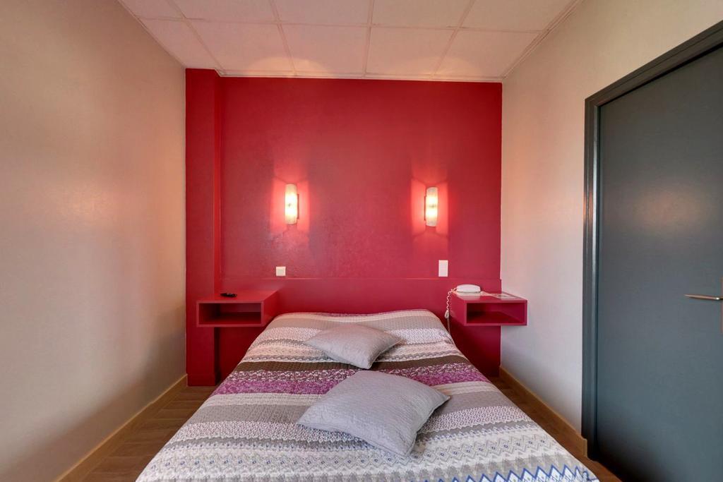 Logis Auberge Des Vieux Chenes Malemort Exterior photo