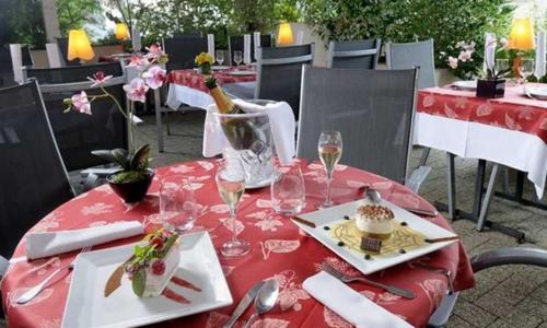 Logis Auberge Des Vieux Chenes Malemort Exterior photo