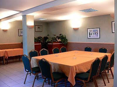 Logis Auberge Des Vieux Chenes Malemort Exterior photo