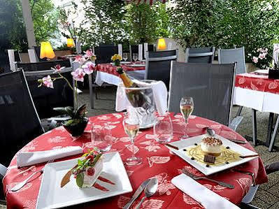 Logis Auberge Des Vieux Chenes Malemort Exterior photo